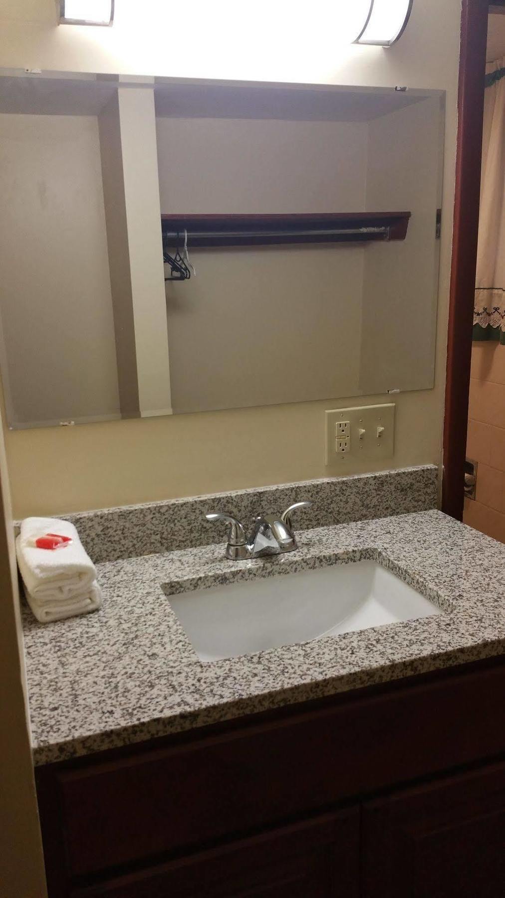 Dartmouth Motor Inn Екстер'єр фото